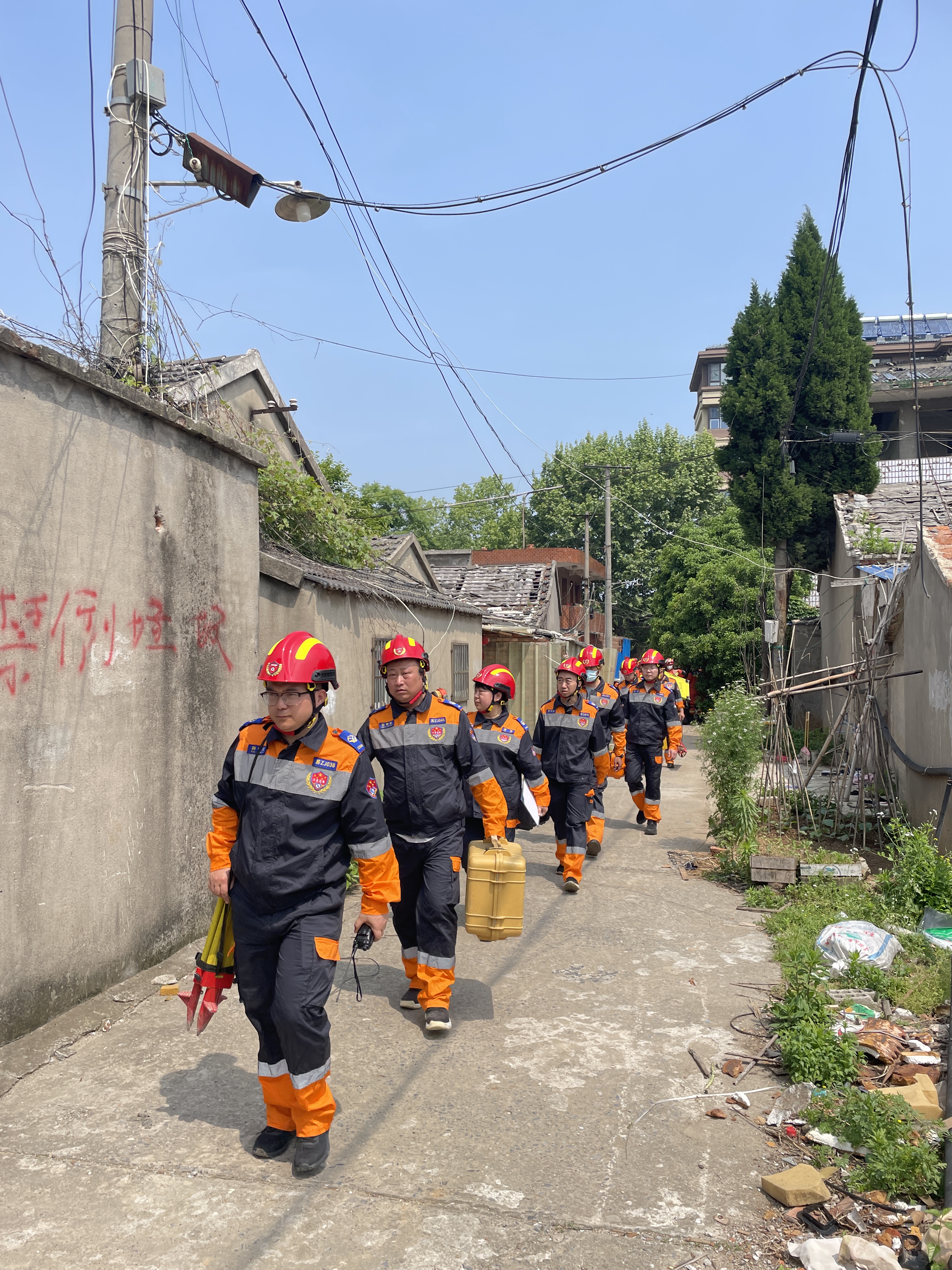项目二应急监测进场.jpg